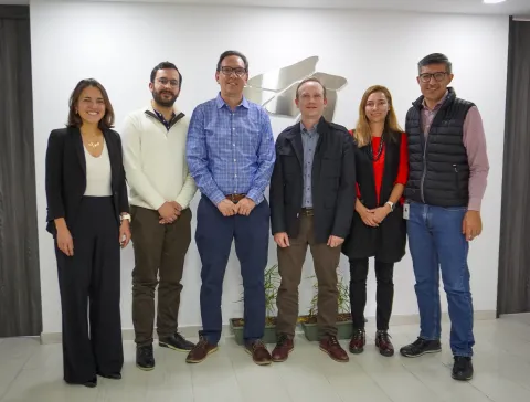 En la foto, de izquierda a derecha:  Catalina Jim�nez, directora de la Oficina Regional DID para Am�rica Latina; Juan Pablo Bustamante, vicepresidente de Asuntos Estrat�gicos y Sostenibilidad de Finagro; Dairo Estrada, gerente senior de Inversiones de DAI, quienes implementan el Programa Finanzas para la Equidad de USAID; Andr�s Lozano, vicepresidente de operaciones de financiamiento y Canales de Finagro; Paula Zuleta, secretaria t�cnica de la Comisi�n Nacional de Cr�dito Agropecuario; y German Guerrero, di