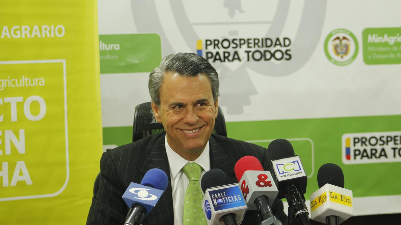 ministro_rueda_de_prensa_arroz.jpg