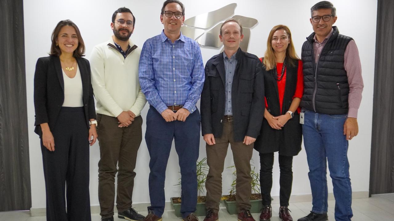 En la foto, de izquierda a derecha:  Catalina Jim�nez, directora de la Oficina Regional DID para Am�rica Latina; Juan Pablo Bustamante, vicepresidente de Asuntos Estrat�gicos y Sostenibilidad de Finagro; Dairo Estrada, gerente senior de Inversiones de DAI, quienes implementan el Programa Finanzas para la Equidad de USAID; Andr�s Lozano, vicepresidente de operaciones de financiamiento y Canales de Finagro; Paula Zuleta, secretaria t�cnica de la Comisi�n Nacional de Cr�dito Agropecuario; y German Guerrero, di